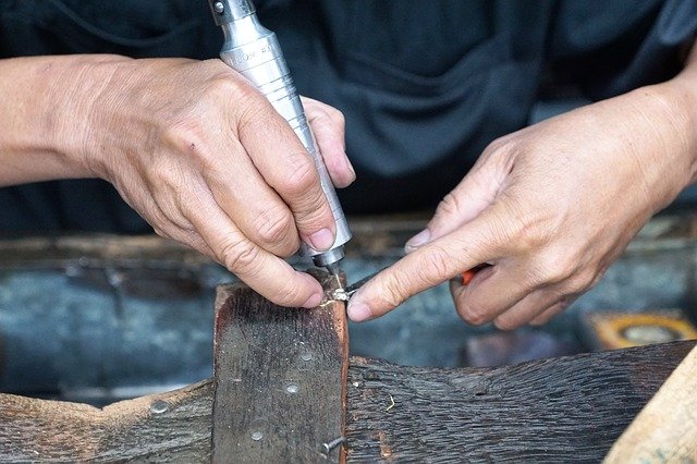 手作り婚約指輪の職人による石留め
